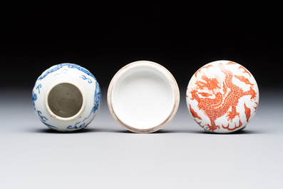 Four Chinese blue and white wares, and two iron-red-decorated wares, 19/20th C.