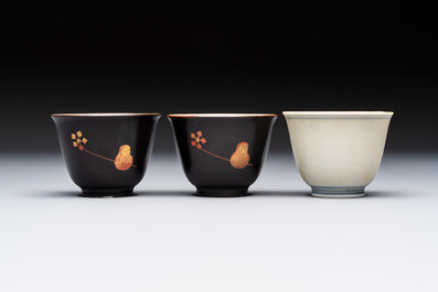 A Japanese blue and white plate, eight cups, and two gilt-lacquered porcelain cups, 19/20th C.