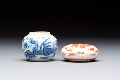 Four Chinese blue and white wares, and two iron-red-decorated wares, 19/20th C.
