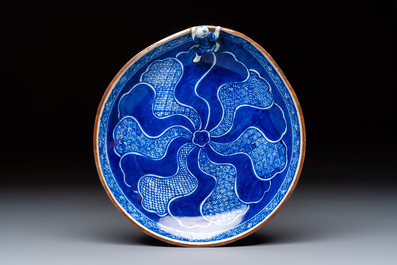 A Japanese blue and white plate, eight cups, and two gilt-lacquered porcelain cups, 19/20th C.