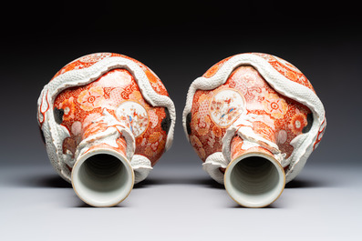 A pair of Japanese Imari 'Dragon' vases, Hichōzan Shinpo 肥碟山信甫 mark, Meiji, 19th C.