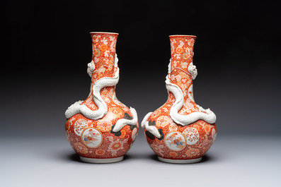 A pair of Japanese Imari 'Dragon' vases, Hichōzan Shinpo 肥碟山信甫 mark, Meiji, 19th C.