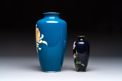 Two Japanese cloisonn&eacute; vases with floral design, leaf mark and Tamura 田村 mark, Meiji/Shōwa, 19/20th C.