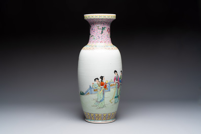 A Chinese famille rose 'Eight Immortals' dish and an 'Elegant Beauties' vase, Qianlong and Jingdezhen 景德鎮 mark, 20th C.