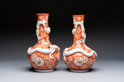 A pair of Japanese Imari 'Dragon' vases, Hichōzan Shinpo 肥碟山信甫 mark, Meiji, 19th C.
