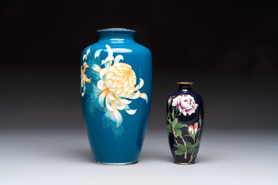 Two Japanese cloisonn&eacute; vases with floral design, leaf mark and Tamura 田村 mark, Meiji/Shōwa, 19/20th C.