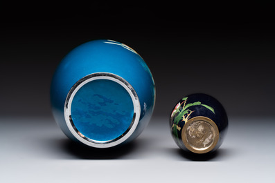 Two Japanese cloisonn&eacute; vases with floral design, leaf mark and Tamura 田村 mark, Meiji/Shōwa, 19/20th C.