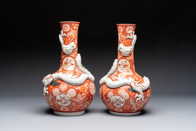 A pair of Japanese Imari 'Dragon' vases, Hichōzan Shinpo 肥碟山信甫 mark, Meiji, 19th C.