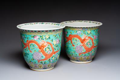 A pair of Chinese famille rose Dayazhai-style 'Dragon' jardini&egrave;res, 20th C.