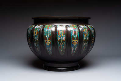 A large Japanese champlev&eacute; enamel bronze jardini&egrave;re, Meiji, 19th C.