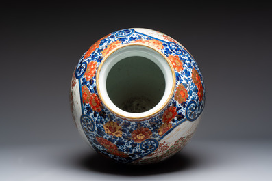 A large Japanese Imari 'Shishi Lions' vase, Kutani Taniguchi 九谷 谷口 mark, Meiji, 19th C.