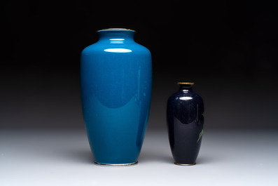 Two Japanese cloisonn&eacute; vases with floral design, leaf mark and Tamura 田村 mark, Meiji/Shōwa, 19/20th C.