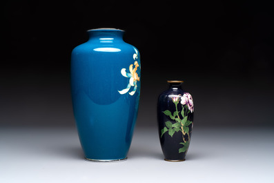 Two Japanese cloisonn&eacute; vases with floral design, leaf mark and Tamura 田村 mark, Meiji/Shōwa, 19/20th C.