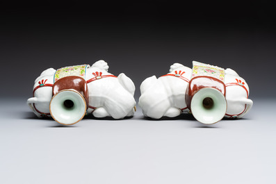 A pair of Chinese famille rose elephants carrying a 'Gu' vase and three sancai-glazed immortals, 20th C.