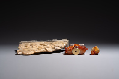 Six Chinese stone carvings and two jade bangles, 19/20th C.