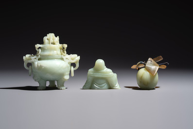 Six Chinese stone carvings and two jade bangles, 19/20th C.