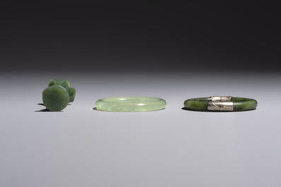 Six Chinese stone carvings and two jade bangles, 19/20th C.