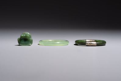 Six Chinese stone carvings and two jade bangles, 19/20th C.