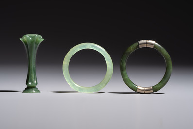 Six Chinese stone carvings and two jade bangles, 19/20th C.
