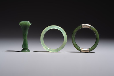 Six Chinese stone carvings and two jade bangles, 19/20th C.