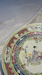A Chinese famille rose circular plaque with figural design, 18/19th C.