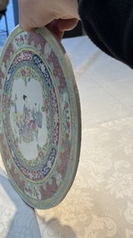 A Chinese famille rose circular plaque with figural design, 18/19th C.