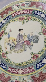 A Chinese famille rose circular plaque with figural design, 18/19th C.