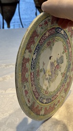 A Chinese famille rose circular plaque with figural design, 18/19th C.