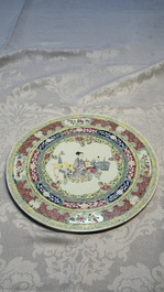 A Chinese famille rose circular plaque with figural design, 18/19th C.