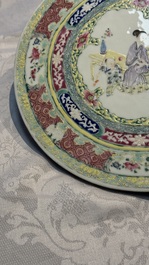 A Chinese famille rose circular plaque with figural design, 18/19th C.
