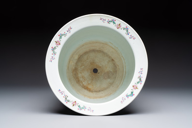 A Chinese famille rose 'Mountainous Landscape' jardiniere with a stand and a pair of vases with floral design, Qianlong marks, 20th C.