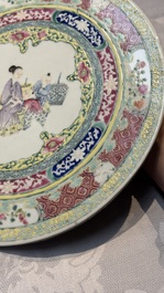 A Chinese famille rose circular plaque with figural design, 18/19th C.