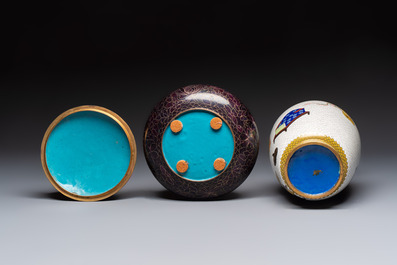 Three Chinese cloisonn&eacute; vases and a covered box, 20th C.