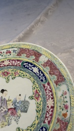 A Chinese famille rose circular plaque with figural design, 18/19th C.