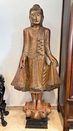 A very large Burmese mica-inlaid gilt-lacquered wooden Mandaly Buddha, 20th C.