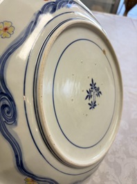 A rare Japanese Ko-Imari Kakiemon-style dish with floral design, possibly for the Chinese market, Edo, 17th C.