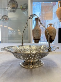 A Chinese silver 'Dragons and Bamboo' basket, Hung Chong 安昌 mark, 19/20th C.