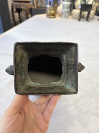 A Chinese archaic bronze wine vessel, Hu 壺, probably Western Zhou