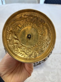 A pair of Chinese gilt-silver 'Dragon' tazzas, Heng Lai 恒來 marks, 19/20th C.