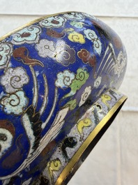 A Chinese cloisonn&eacute; 'Cranes' box and cover, 19th C.