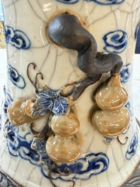 A pair of Chinese blue and white Nanking crackle-glazed 'Dragons' vases, 19th C.