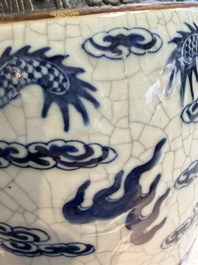 A pair of Chinese blue and white Nanking crackle-glazed 'Dragons' vases, 19th C.
