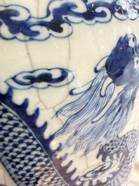 A pair of Chinese blue and white Nanking crackle-glazed 'Dragons' vases, 19th C.