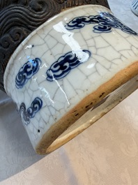 A pair of Chinese blue and white Nanking crackle-glazed 'Dragons' vases, 19th C.