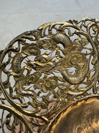 A pair of Chinese gilt-silver 'Dragon' tazzas, Heng Lai 恒來 marks, 19/20th C.