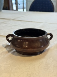 An extremely rare Chinese bronze censer with loop handles, Cheng Qu Mao Tang 城曲茅堂 mark, 17th C.