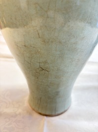 A Chinese celadon crackle-glazed vase and a lavender-blue crackle-glazed vase, 18/19th C.