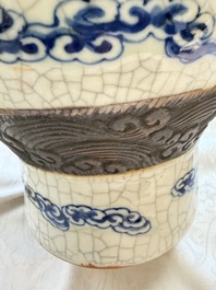 A pair of Chinese blue and white Nanking crackle-glazed 'Dragons' vases, 19th C.