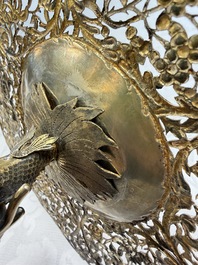 A pair of Chinese gilt-silver 'Dragon' tazzas, Heng Lai 恒來 marks, 19/20th C.