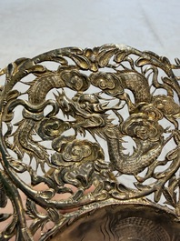 A pair of Chinese gilt-silver 'Dragon' tazzas, Heng Lai 恒來 marks, 19/20th C.